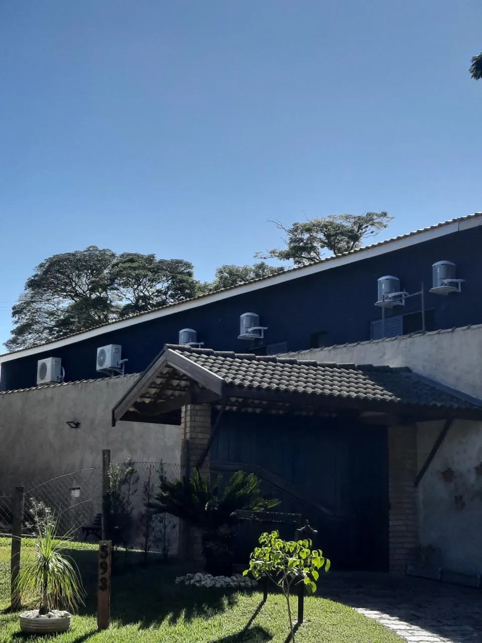 Vista geral de uma fachada com equipamentos de ar-condicionado instalados na parte superior.